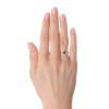 Melania - pierścionek z szafirem i diamentami na palcu