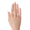 Cordoba - Platynowa obrączka ślubna na palcu