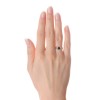 Suzannah - Złoty pierścionek z szafirem i diamentami na palcu