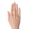 Amanda - Złoty pierścionek ze szmaragdem i diamentami na palcu