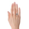 Infinity - Platynowy pierścionek z diamentami na palcu