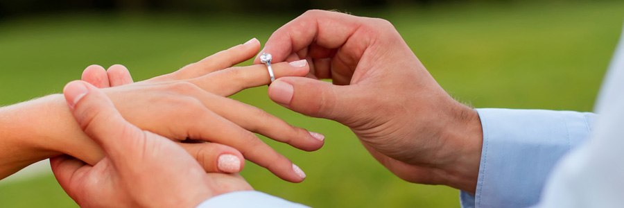 Jak nosić pierścionek zaręczynowy